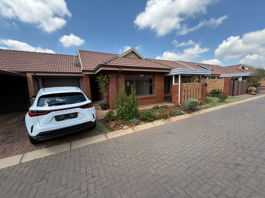 2 Bedroom Property for Sale in Eldoraigne Gauteng