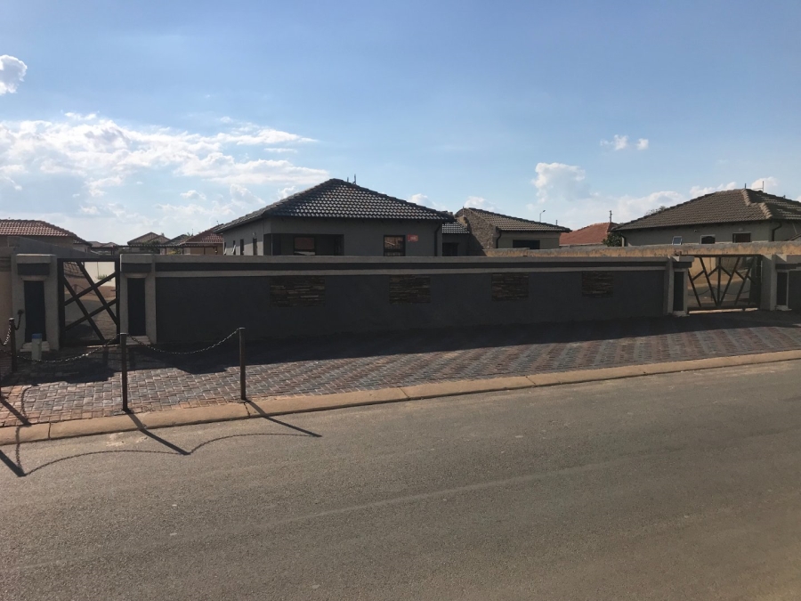 3 Bedroom Property for Sale in Azaadville Gardens Gauteng
