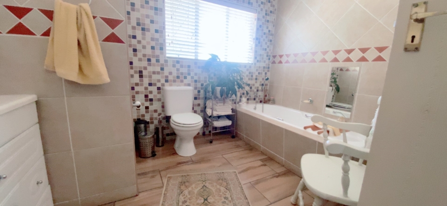 4 Bedroom Property for Sale in Three Rivers Proper Gauteng