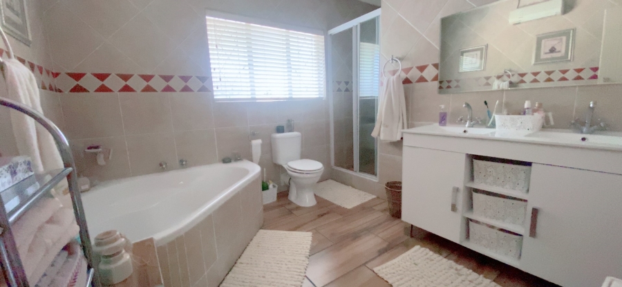 4 Bedroom Property for Sale in Three Rivers Proper Gauteng