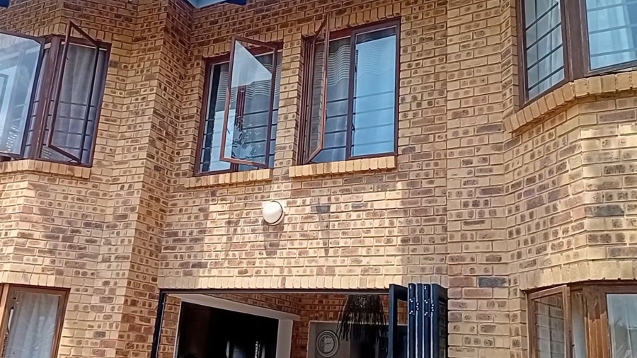 4 Bedroom Property for Sale in Silver Lakes Gauteng