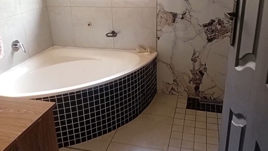 4 Bedroom Property for Sale in Silver Lakes Gauteng