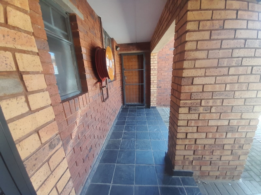 2 Bedroom Property for Sale in Olifantsvlei Gauteng