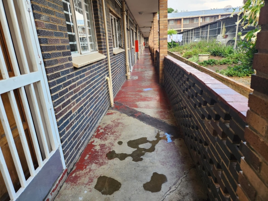 2 Bedroom Property for Sale in Crown Gardens Gauteng