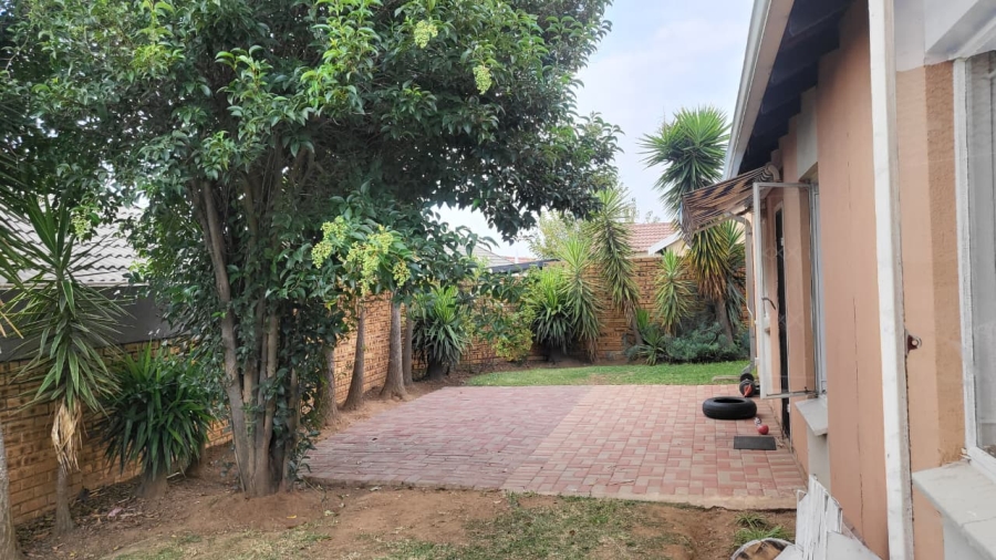 To Let  Bedroom Property for Rent in Cosmo City Gauteng