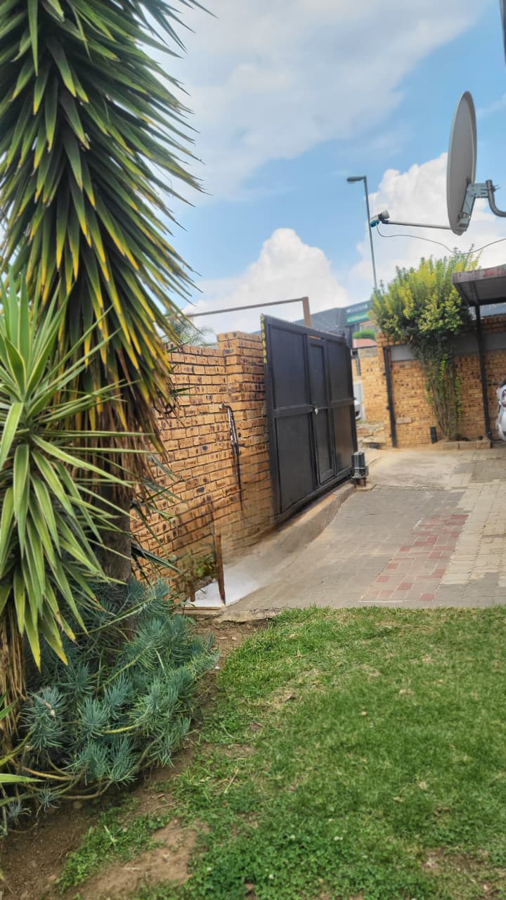 To Let  Bedroom Property for Rent in Cosmo City Gauteng
