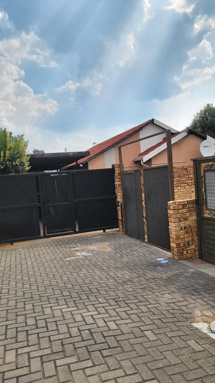 To Let  Bedroom Property for Rent in Cosmo City Gauteng