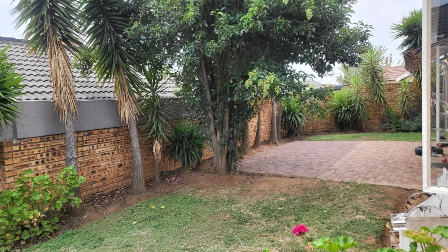 To Let  Bedroom Property for Rent in Cosmo City Gauteng