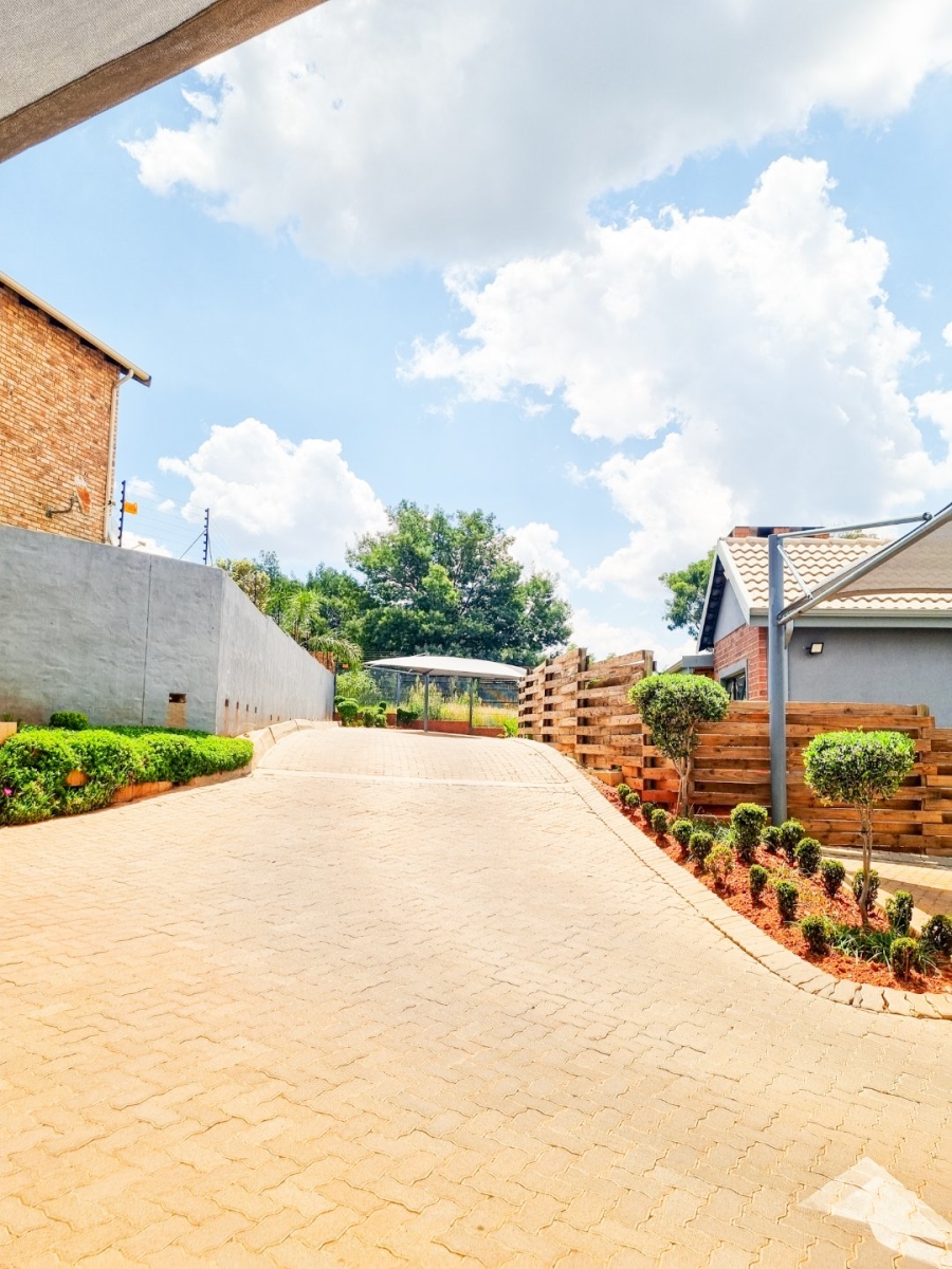 3 Bedroom Property for Sale in Little Falls Gauteng