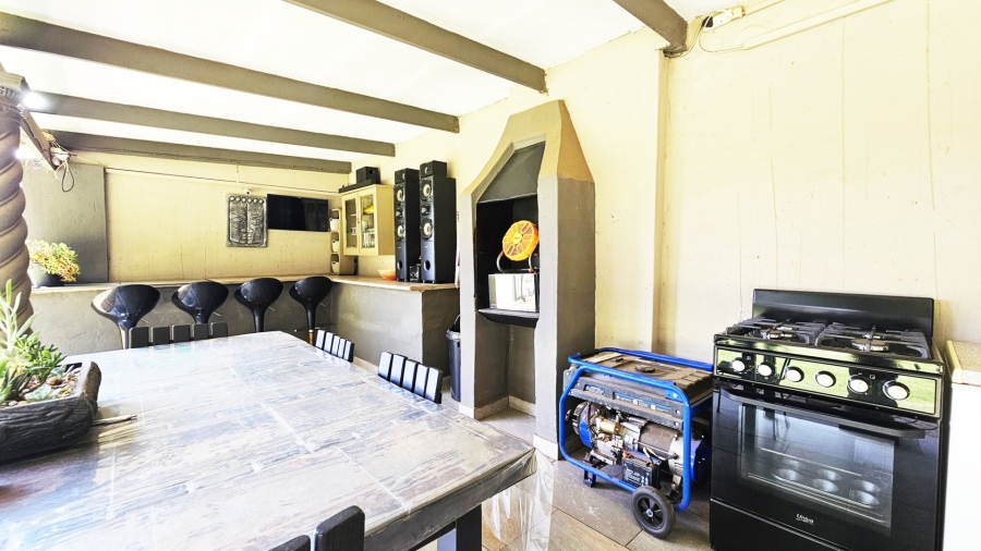  Bedroom Property for Sale in Unitas Park Gauteng