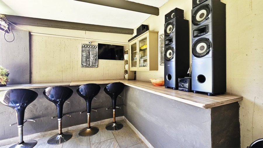  Bedroom Property for Sale in Unitas Park Gauteng