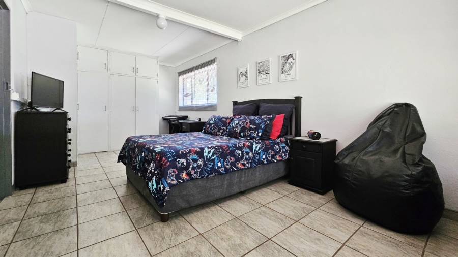  Bedroom Property for Sale in Unitas Park Gauteng