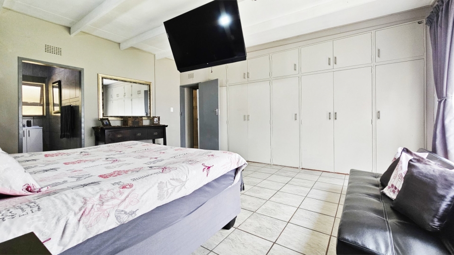  Bedroom Property for Sale in Unitas Park Gauteng