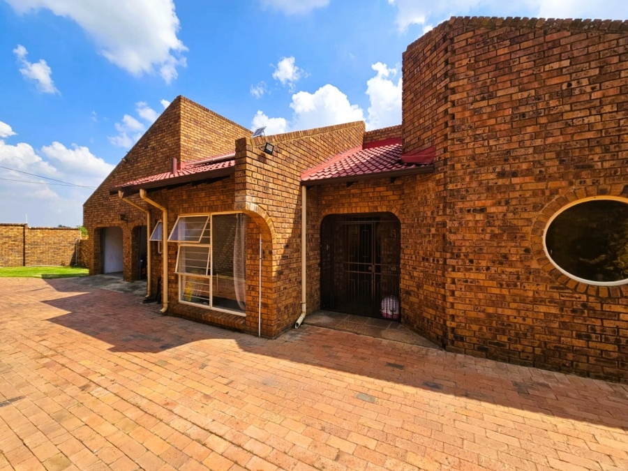 3 Bedroom Property for Sale in Country View Gauteng