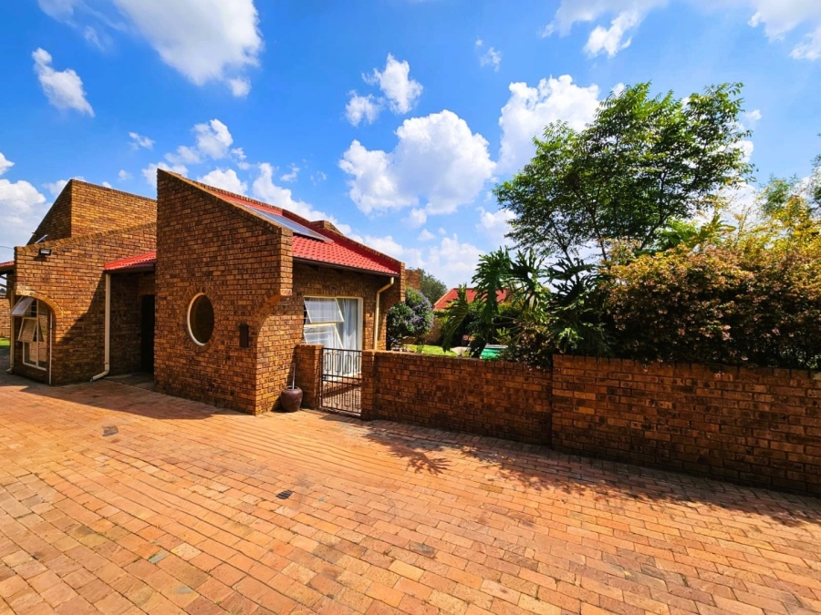 3 Bedroom Property for Sale in Country View Gauteng