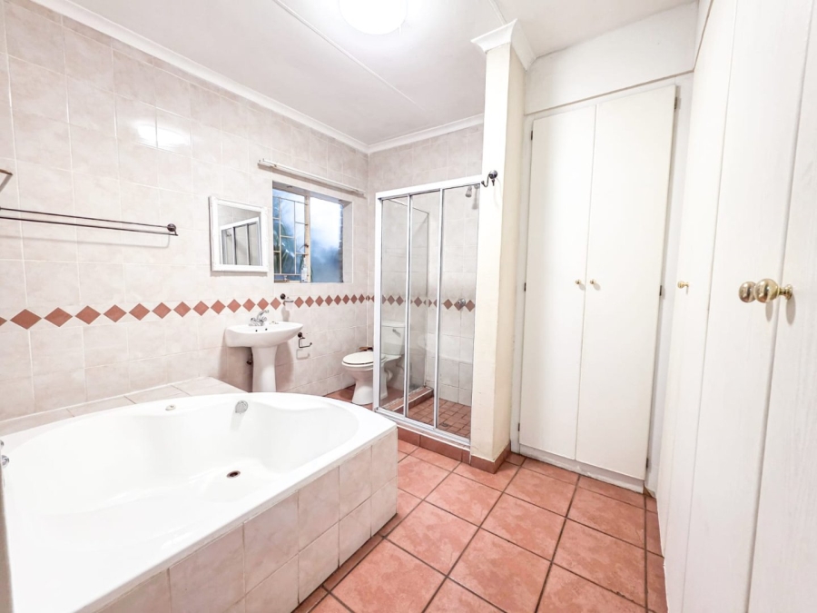 4 Bedroom Property for Sale in Amberfield Glen Gauteng