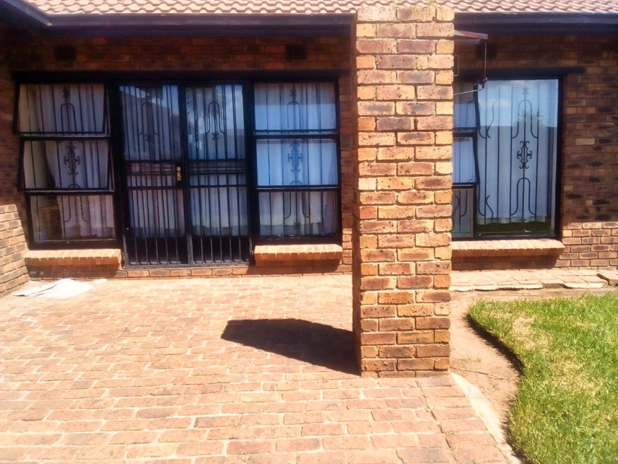 To Let 3 Bedroom Property for Rent in Klippoortje Gauteng