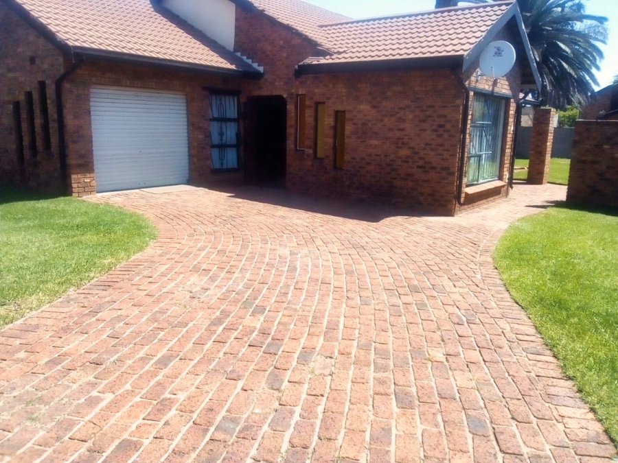 To Let 3 Bedroom Property for Rent in Klippoortje Gauteng