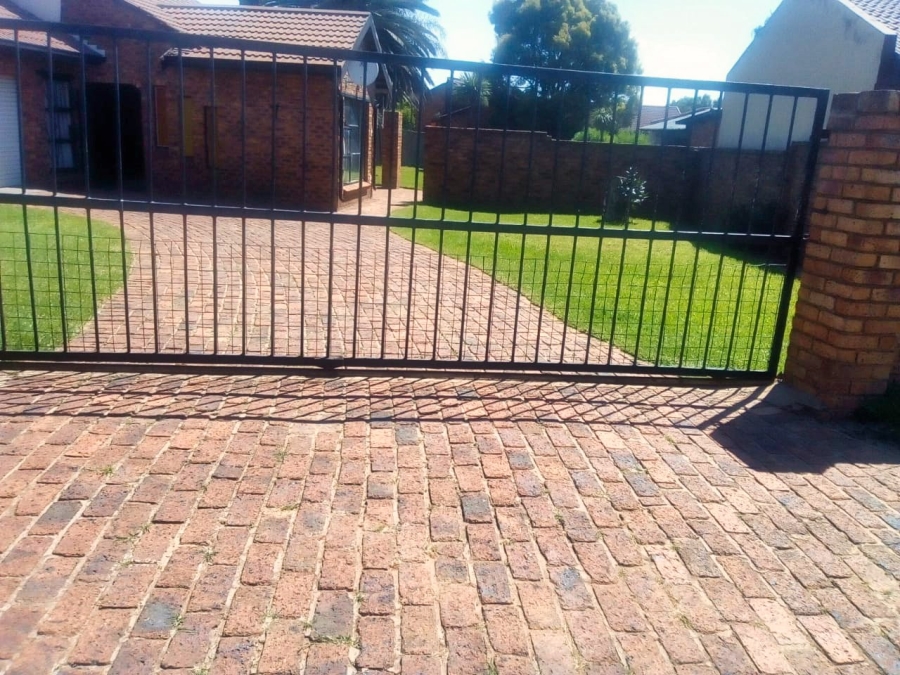 To Let 3 Bedroom Property for Rent in Klippoortje Gauteng