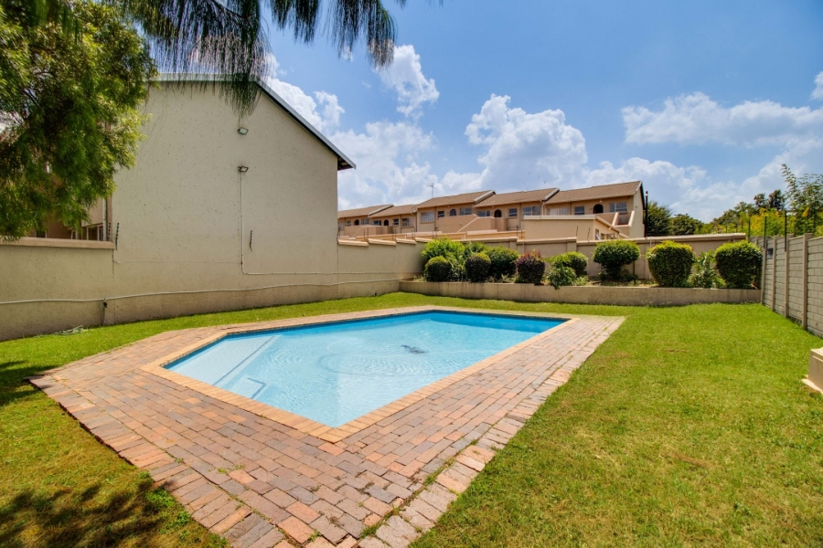 2 Bedroom Property for Sale in Buccleuch Gauteng