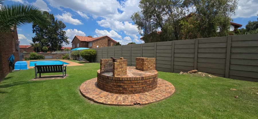 To Let 3 Bedroom Property for Rent in Brackenhurst Gauteng