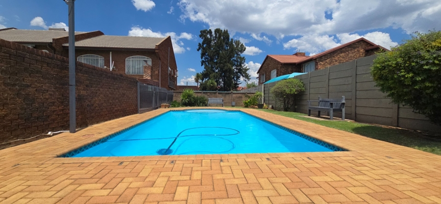 To Let 3 Bedroom Property for Rent in Brackenhurst Gauteng