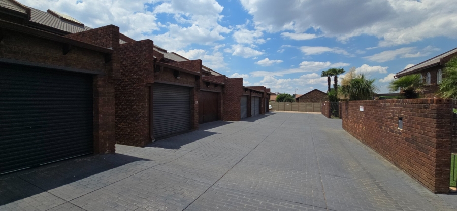 To Let 3 Bedroom Property for Rent in Brackenhurst Gauteng