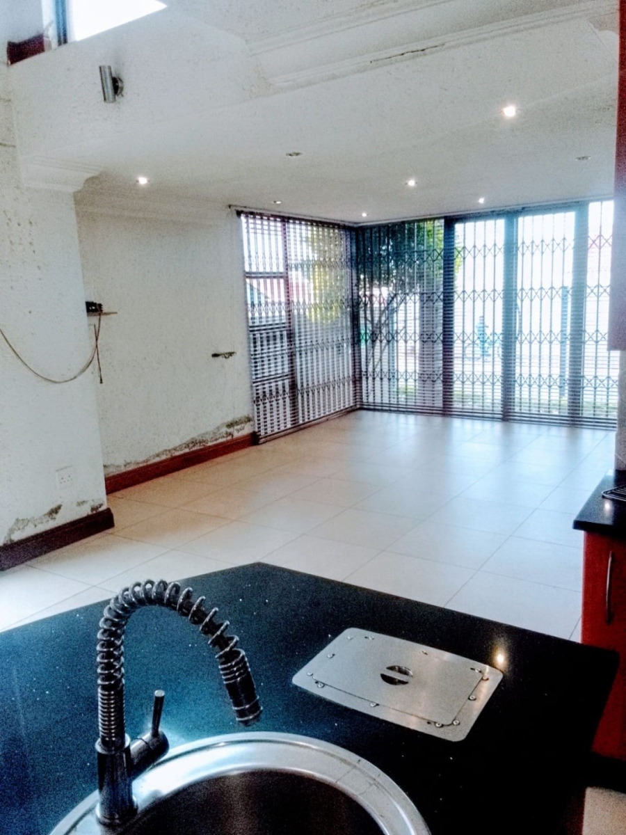 5 Bedroom Property for Sale in Protea North Gauteng