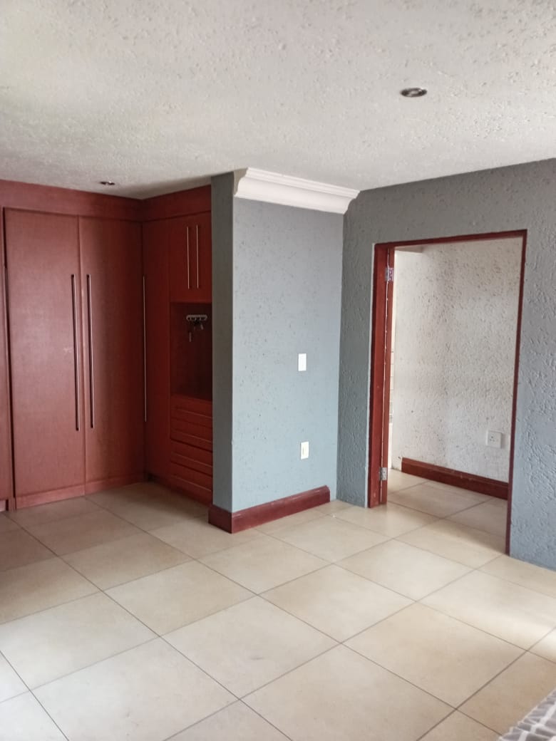 5 Bedroom Property for Sale in Protea North Gauteng