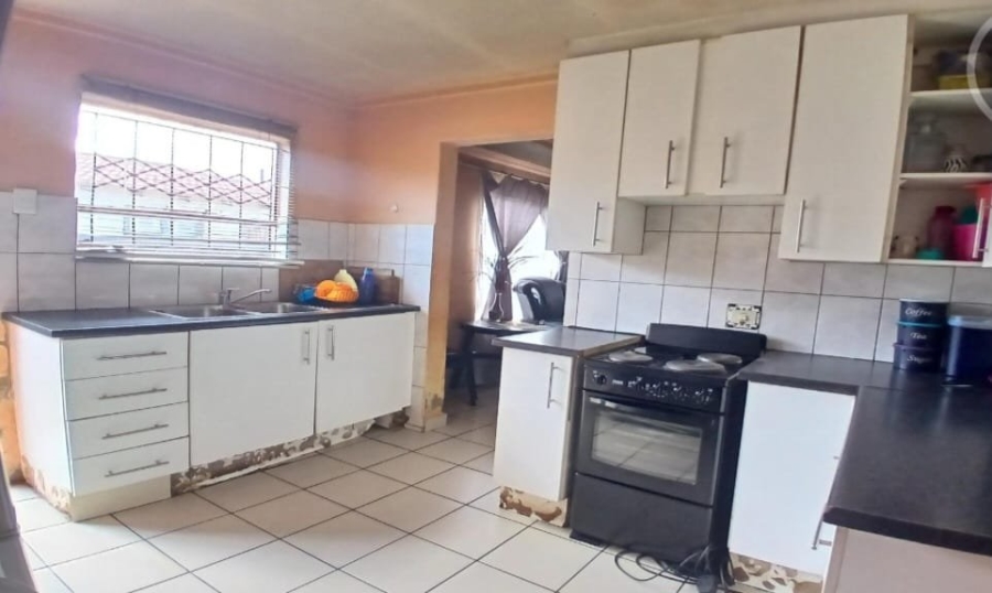 4 Bedroom Property for Sale in Rondebult Gauteng
