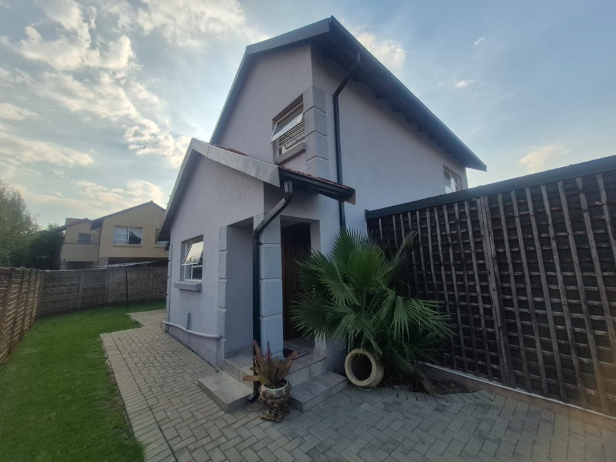 4 Bedroom Property for Sale in Glen Marais Gauteng