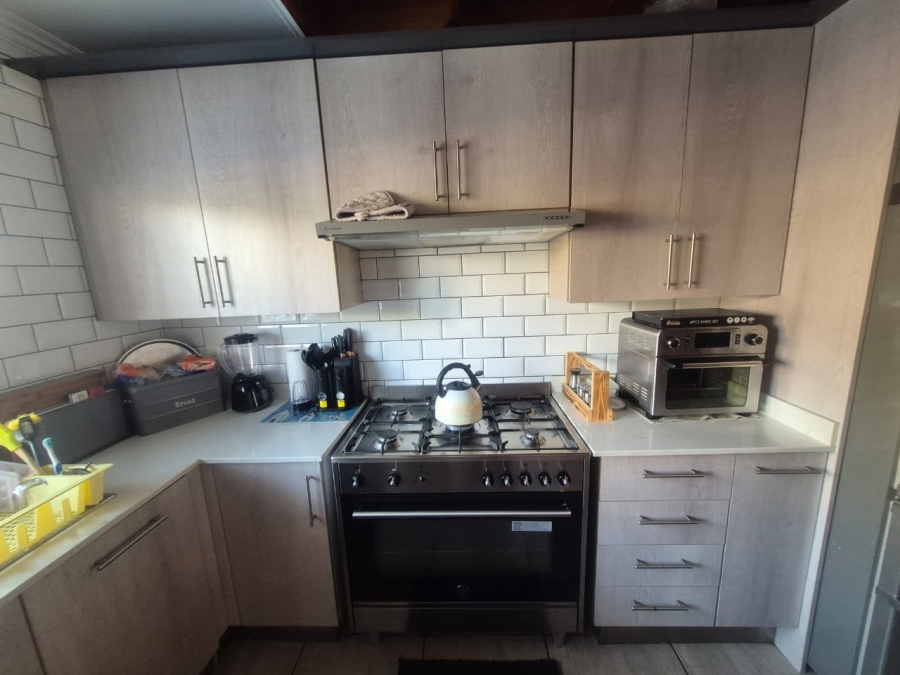 4 Bedroom Property for Sale in Glen Marais Gauteng