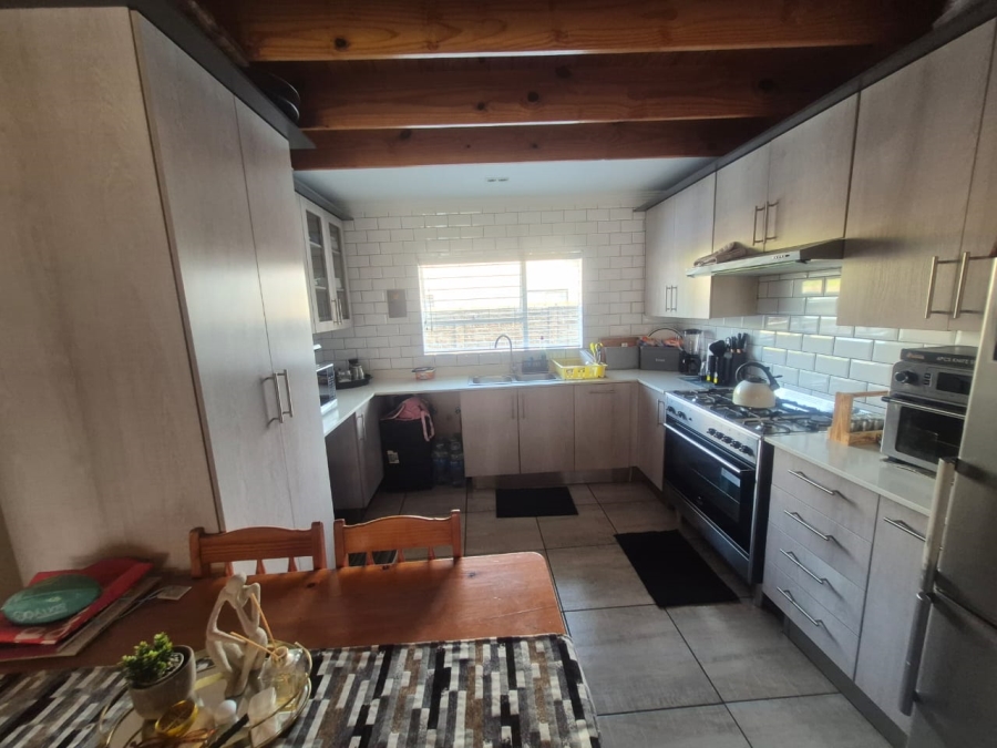 4 Bedroom Property for Sale in Glen Marais Gauteng