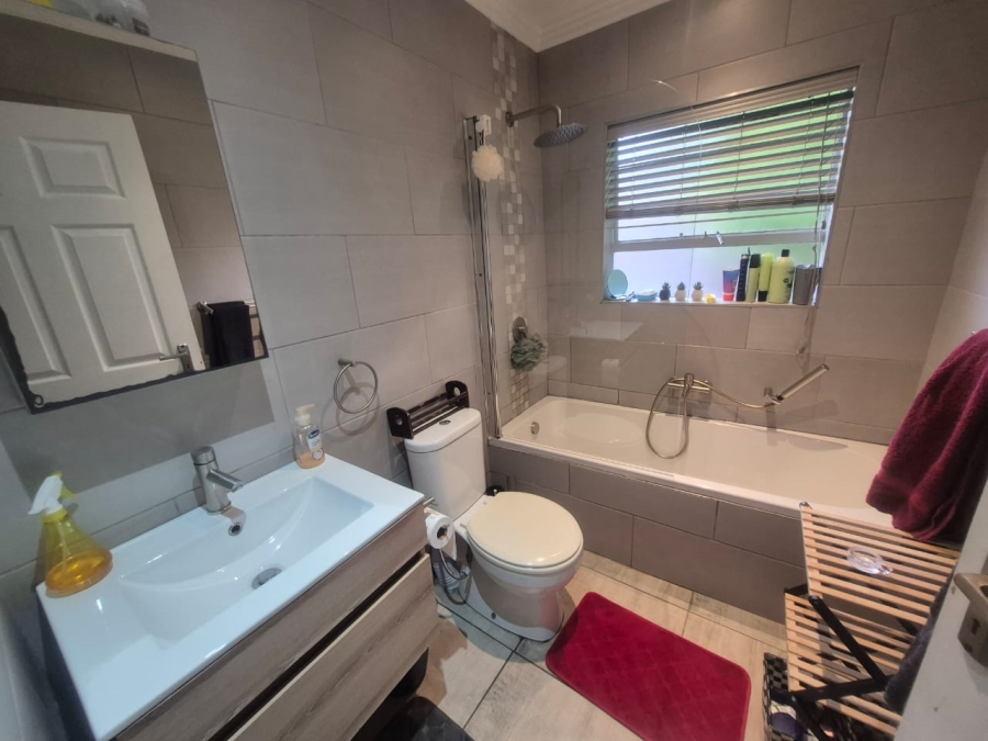 4 Bedroom Property for Sale in Glen Marais Gauteng