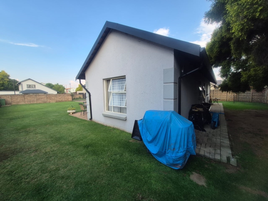 4 Bedroom Property for Sale in Glen Marais Gauteng