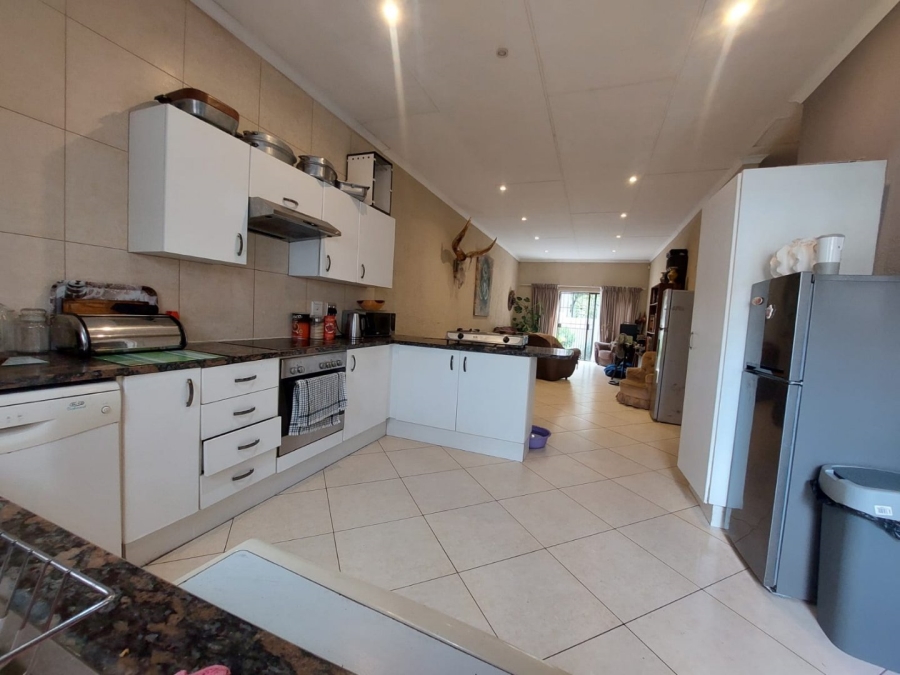 To Let 2 Bedroom Property for Rent in Glenvista Gauteng