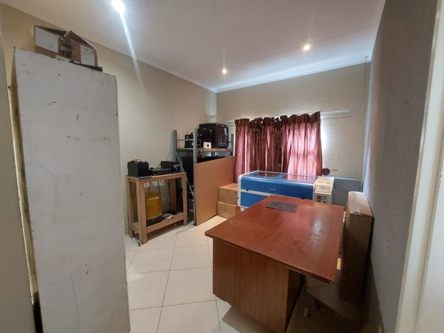 To Let 2 Bedroom Property for Rent in Glenvista Gauteng