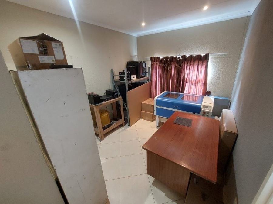 To Let 2 Bedroom Property for Rent in Glenvista Gauteng