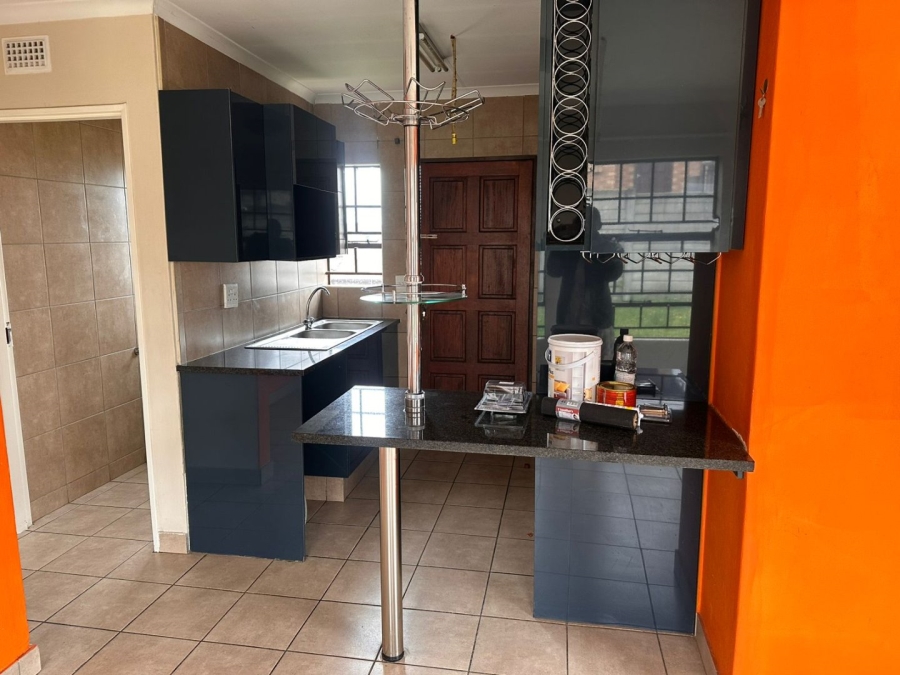 To Let 2 Bedroom Property for Rent in Thatch Hill Estate Gauteng