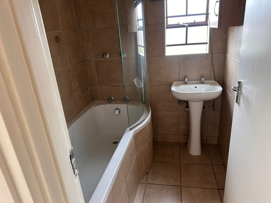 To Let 2 Bedroom Property for Rent in Thatch Hill Estate Gauteng