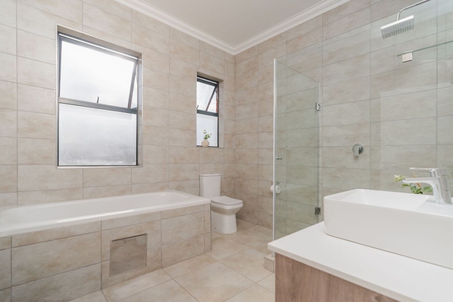 3 Bedroom Property for Sale in Six Fountains Estate Gauteng