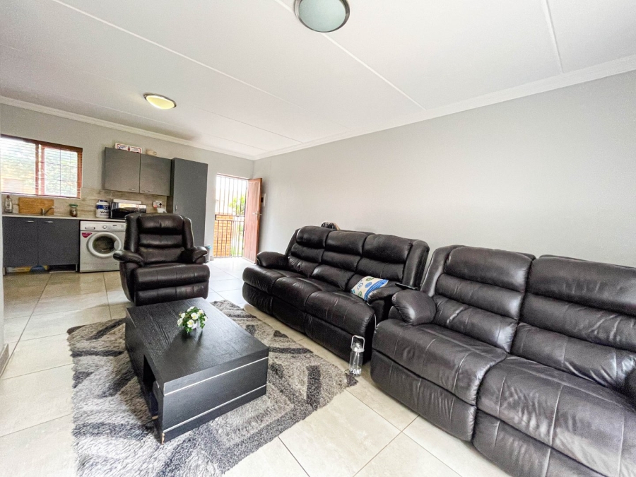 2 Bedroom Property for Sale in Blue Hills AH Gauteng