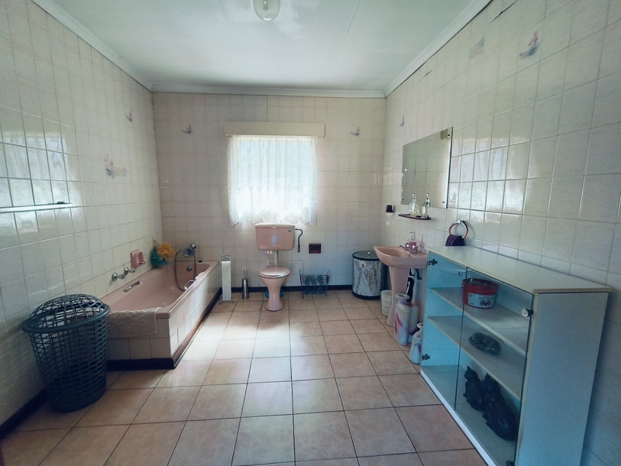 Commercial Property for Sale in Raslouw A H Gauteng