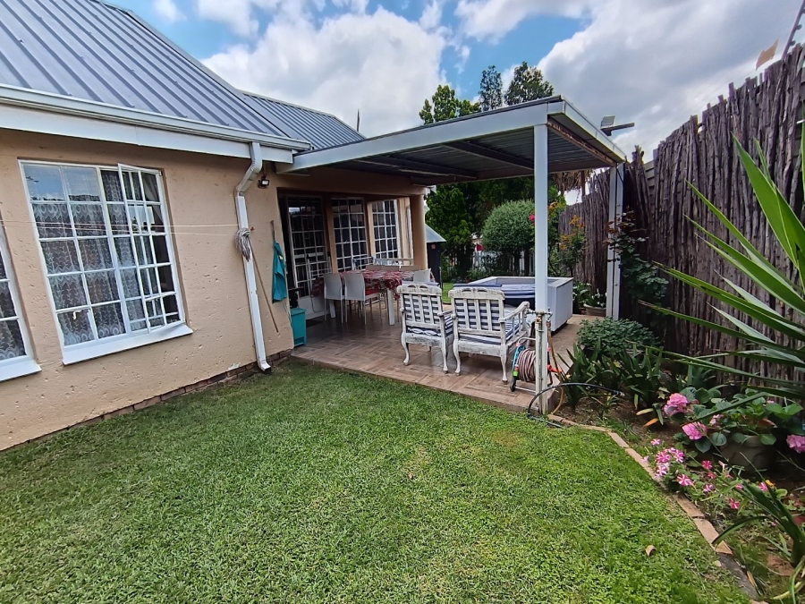 2 Bedroom Property for Sale in The Reeds Gauteng