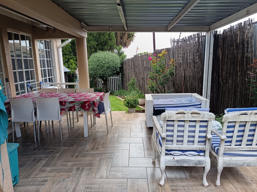 2 Bedroom Property for Sale in The Reeds Gauteng