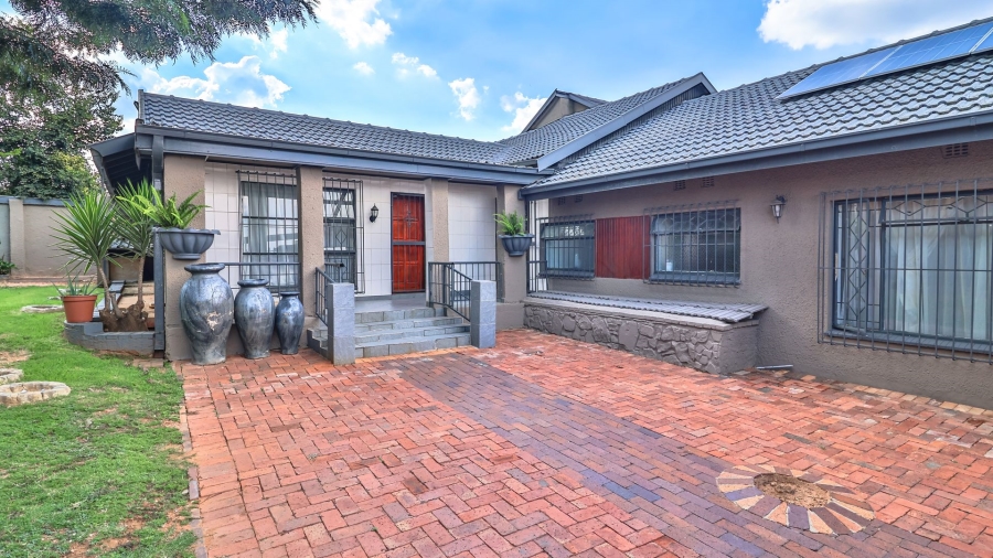 5 Bedroom Property for Sale in Mondeor Gauteng