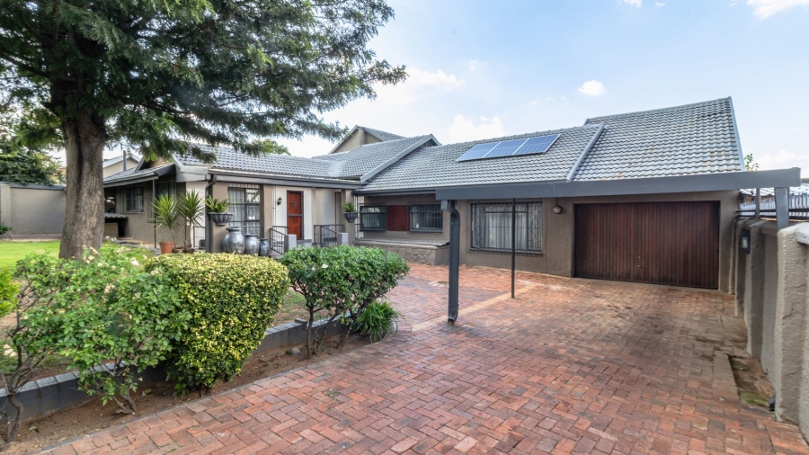 5 Bedroom Property for Sale in Mondeor Gauteng