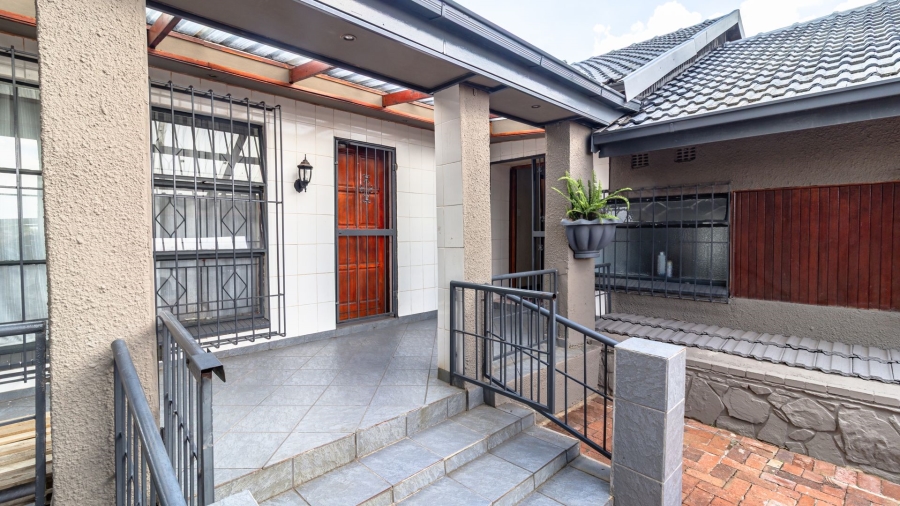 5 Bedroom Property for Sale in Mondeor Gauteng