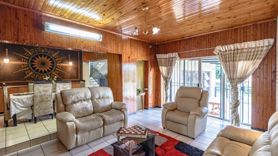 5 Bedroom Property for Sale in Mondeor Gauteng