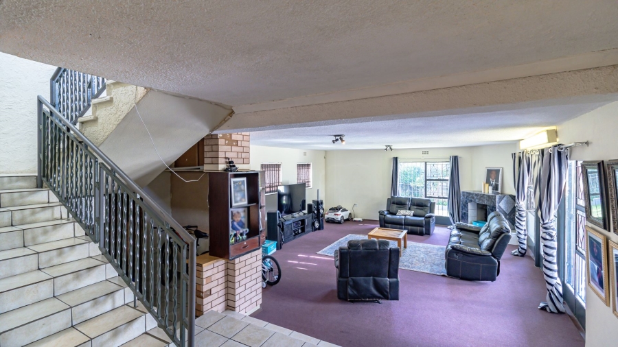 5 Bedroom Property for Sale in Mondeor Gauteng